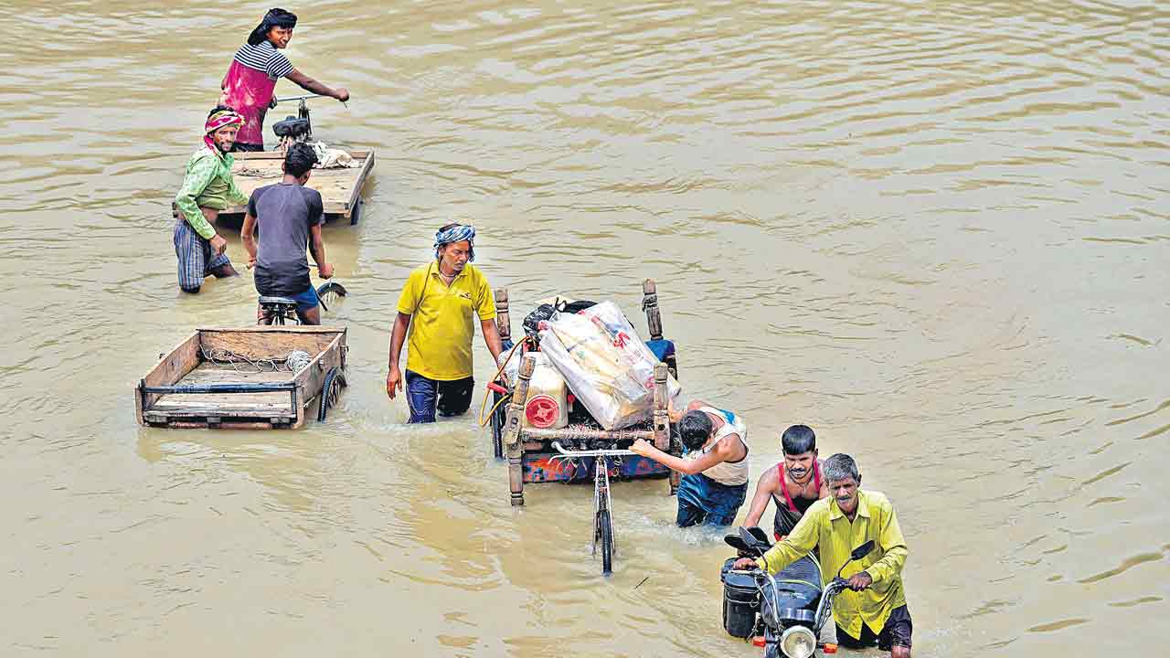Delhi Floods |  ఢిల్లీని వెంటాడుతున్న వరద భయం.. ఇంకా ప్రమాదకరంగానే యమునా ప్రవాహం