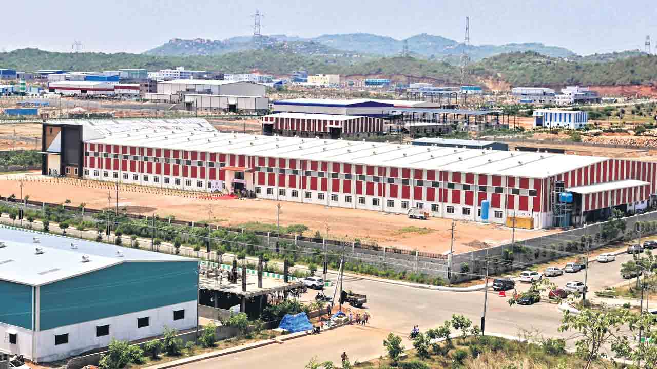 Telangana | కొత్తగా ఇండస్ట్రీలు పెట్టేవాళ్లకు గుడ్న్యూస్.. పారిశ్రామికవాడల్లో 1800 ప్లాట్లు మీకోసమే సిద్ధం!
