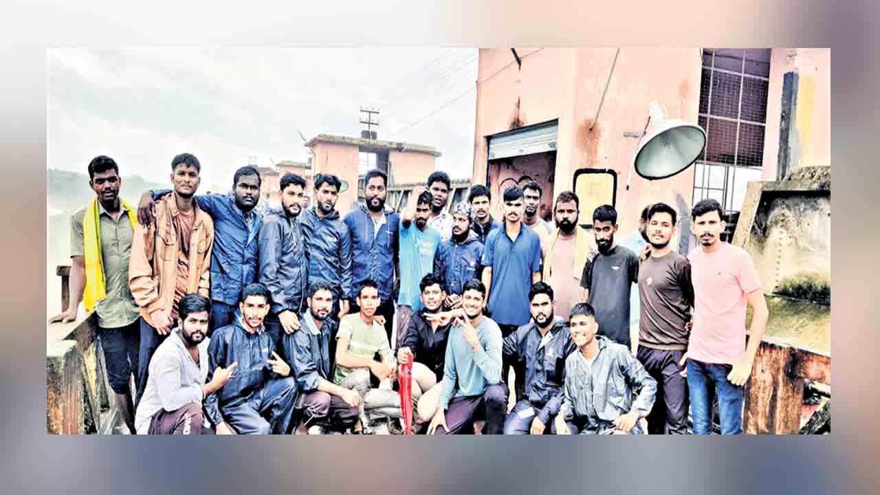 Kadem Project | కడెం యువతకు సలాం.. మొరాయించిన ప్రాజెక్టు 4 గేట్లను తెరిచిన యువకులు