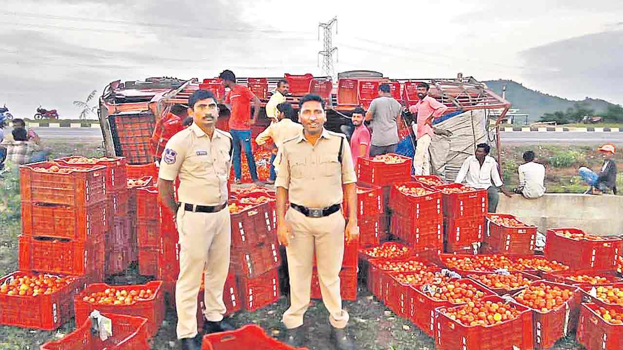 టమాటల డీసీఎం బోల్తా.. పోలీసుల కాపలా