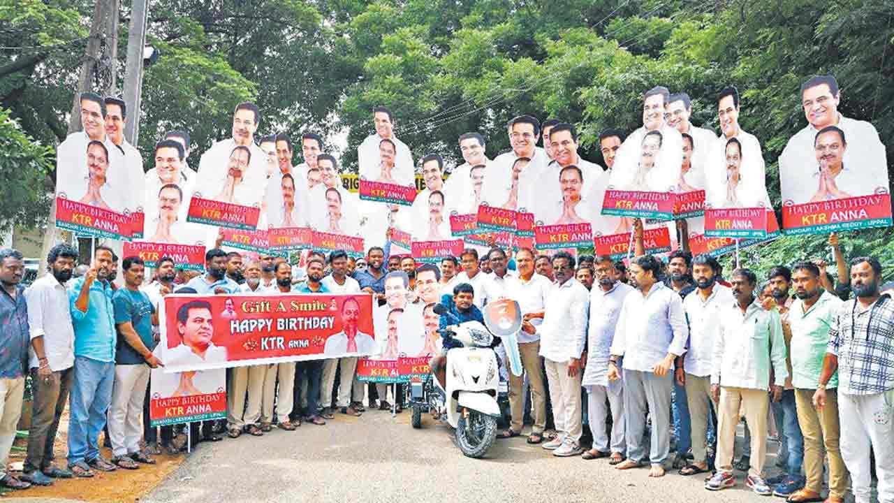 దివ్యాంగునికి బైక్‌ వితరణ