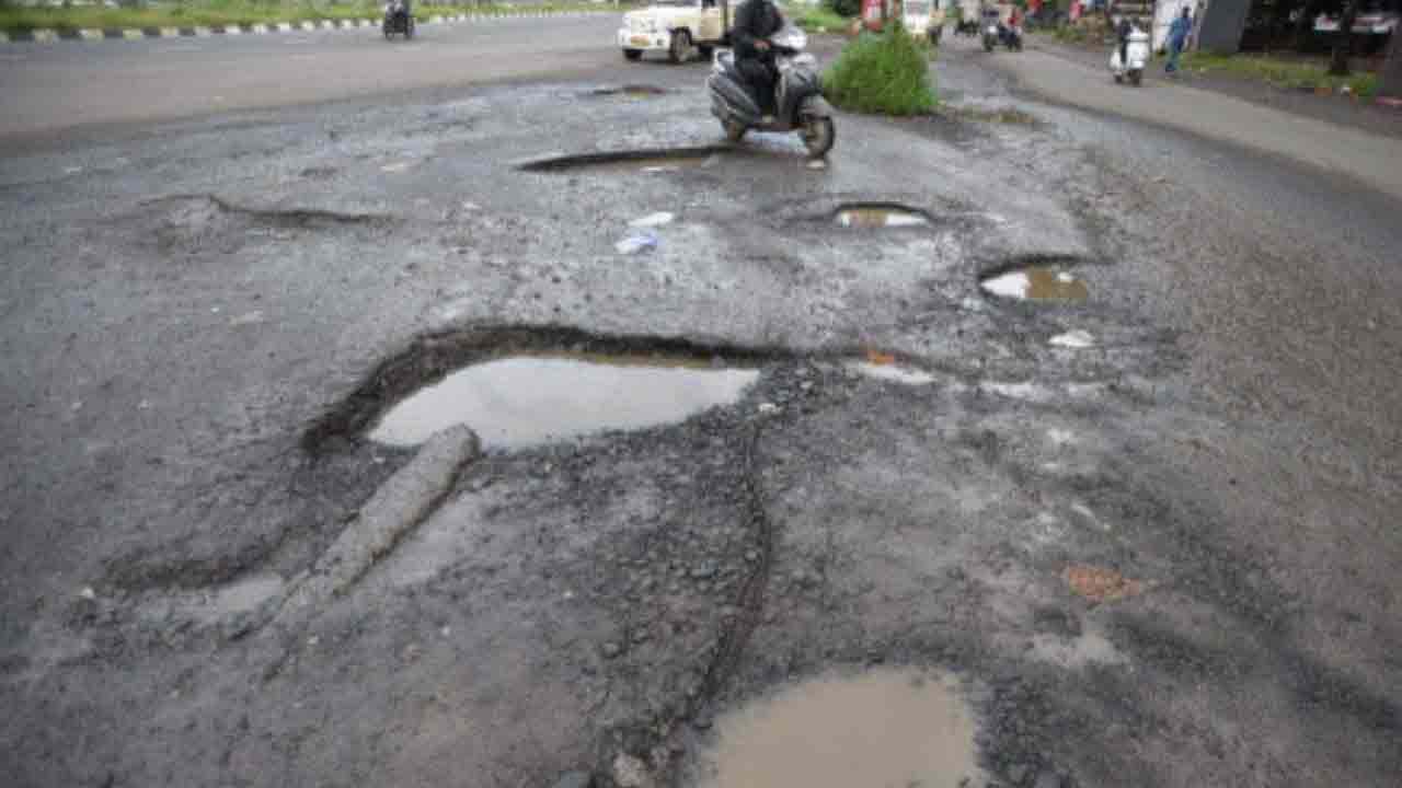 రోడ్ల నష్టం 820 కోట్లు