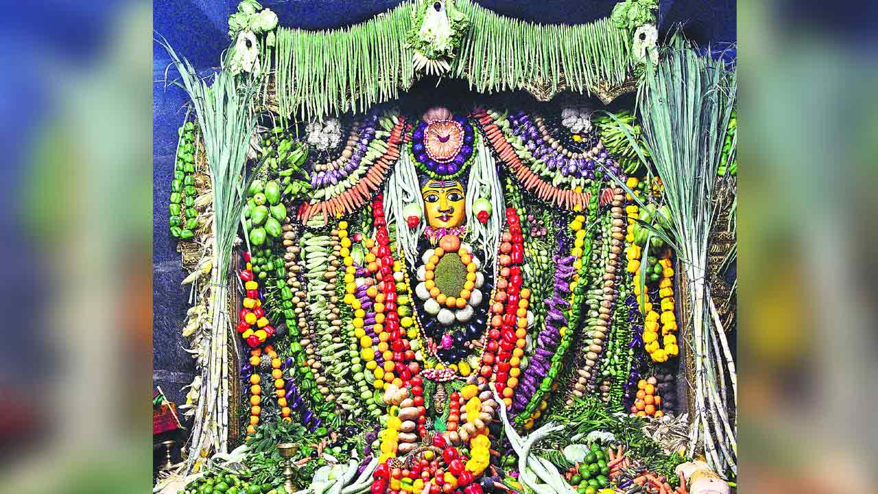 శాకంబరీ శరణం.. చివరి రోజు వరంగల్‌ భద్రకాళీ ఆలయానికి పోటెత్తిన భక్తులు