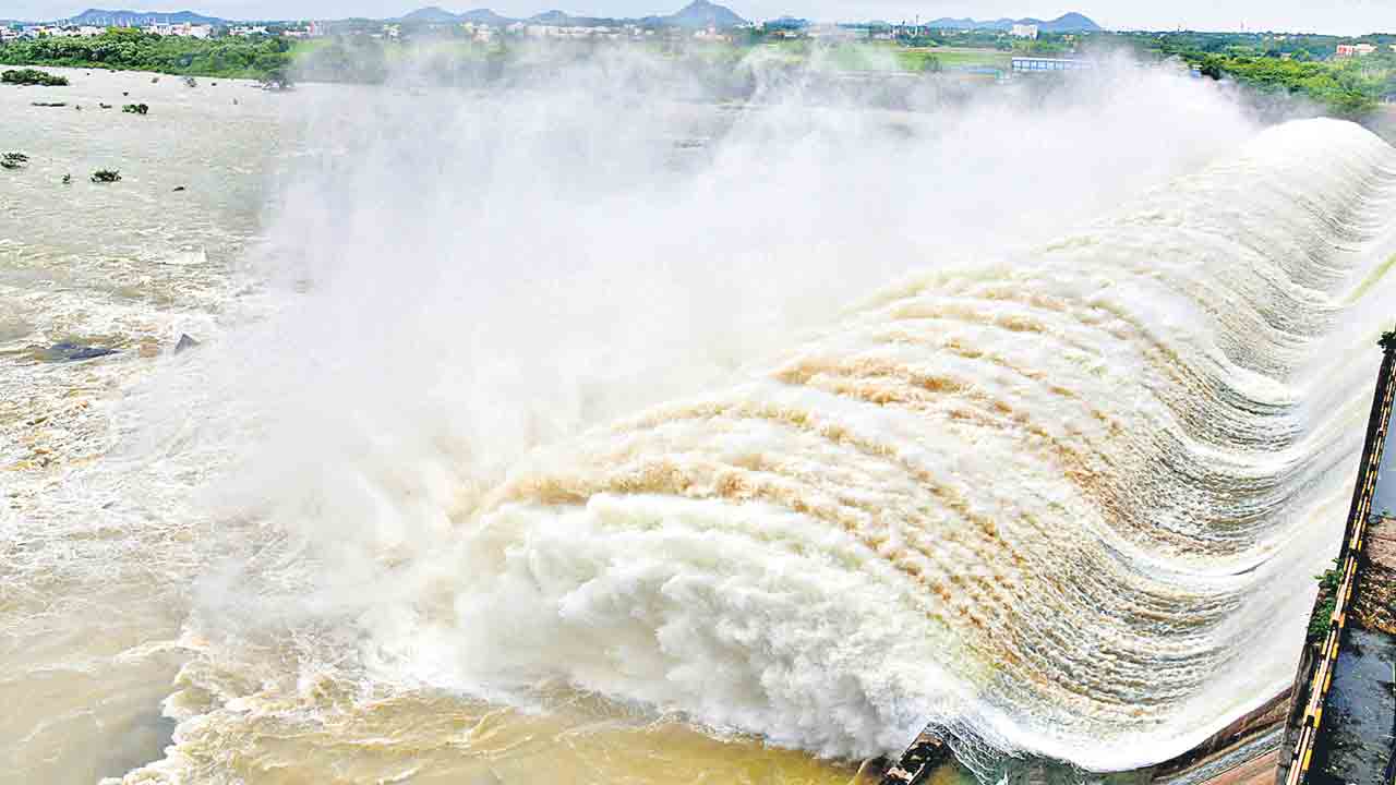 భద్రాచలంలో గోదావరి ఉగ్రరూపం