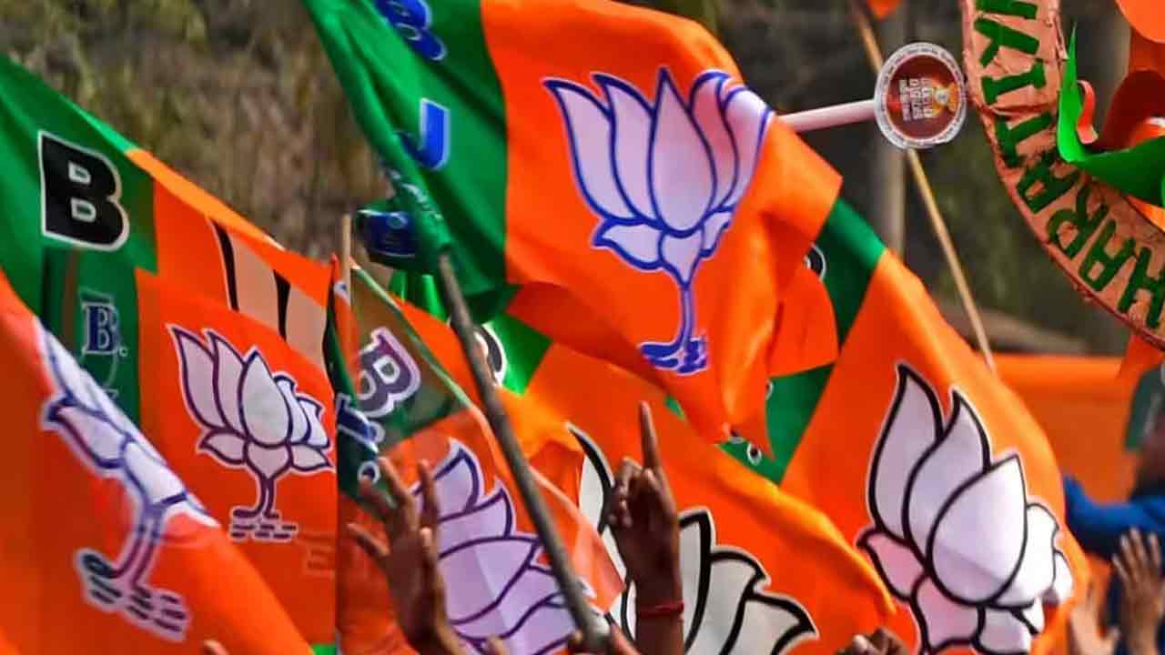 BJP |  అజ్ఞాతంలోకి కాషాయ నేతలు.. వర్గాలుగా చీలిన పార్టీ నాయకులు.. రాష్ట్రంలో ఇదీ బీజేపీ పరిస్థితి