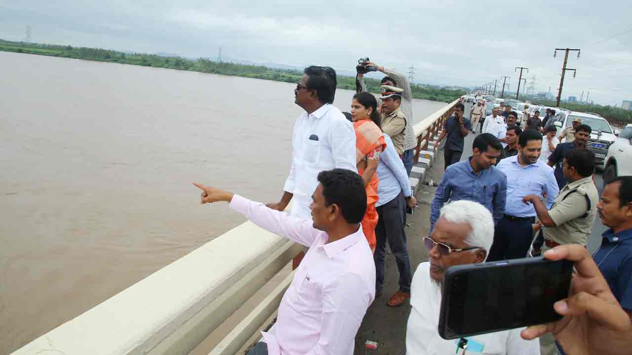 శాంతిస్తున్న గోదావరి