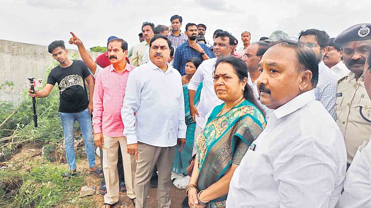 బాధితులకు భరోసాగా నిలుస్తూ..