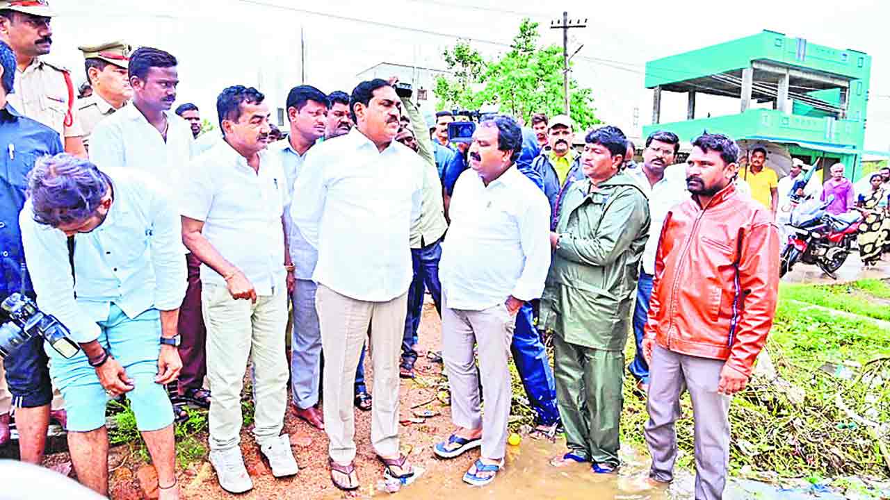 ప్రజలు అప్రమత్తంగా ఉండాలి