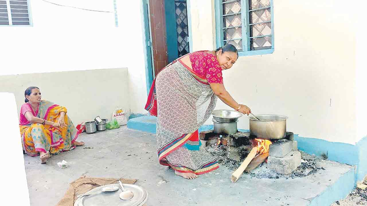 Gas cylinder price |  మళ్లీ కట్టెలపొయ్యి కష్టాలు.. కేంద్ర సర్కారు ధరల మోతతో సిలిండర్లకు మంగళం