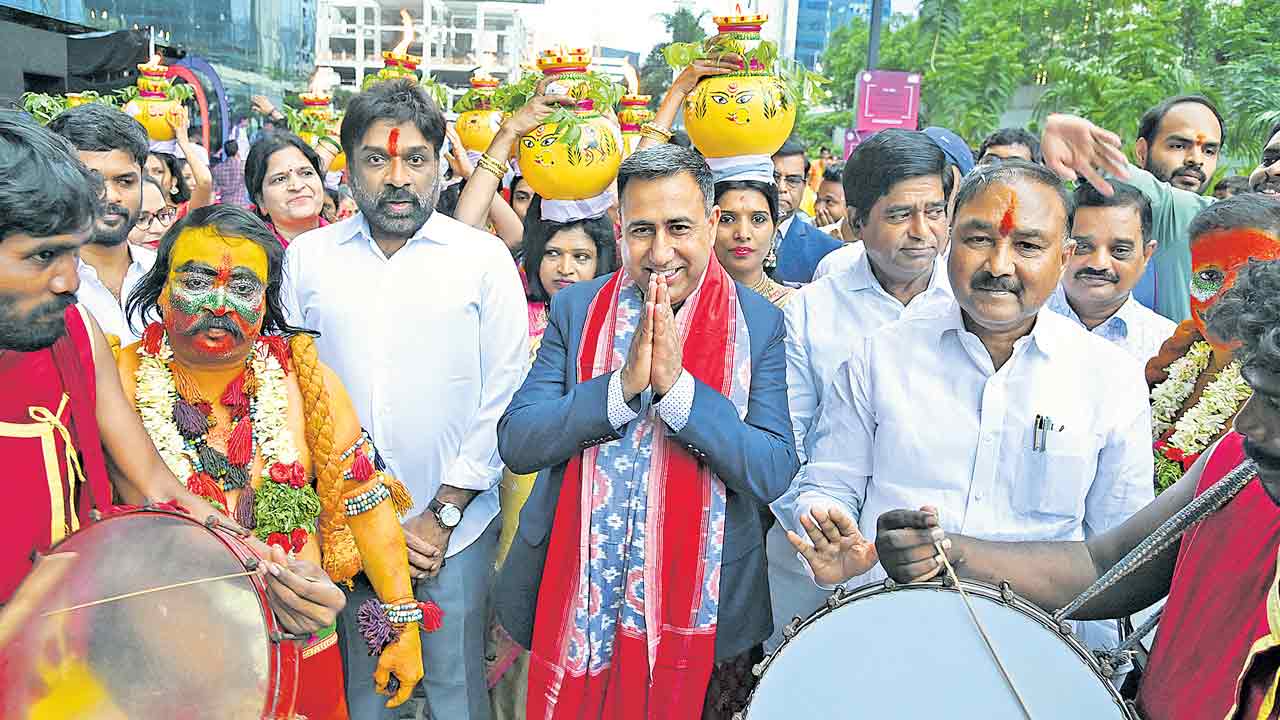 Bonala Jathara |  బోనాల జాతరతో భాగ్యనగరంలో ఉట్టిపడిన ఆధ్యాత్మికత..