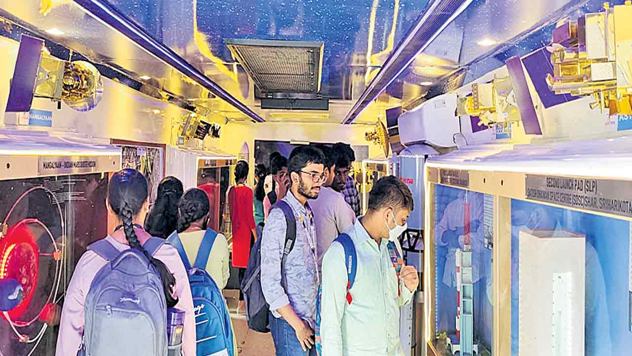 అంతరిక్ష రంగంపై విద్యార్థులకు అవగాహన