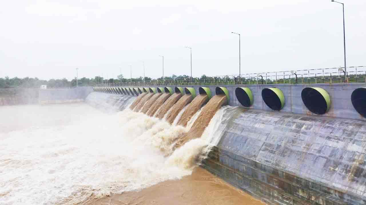 నాలుగు మోటర్లతో కాళేశ్వరం జలాల తరలింపు