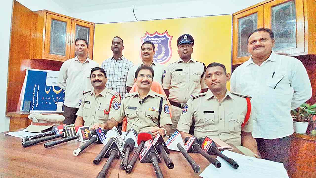 పోలీసులను గమనిస్తూ.. చోరీలకు…