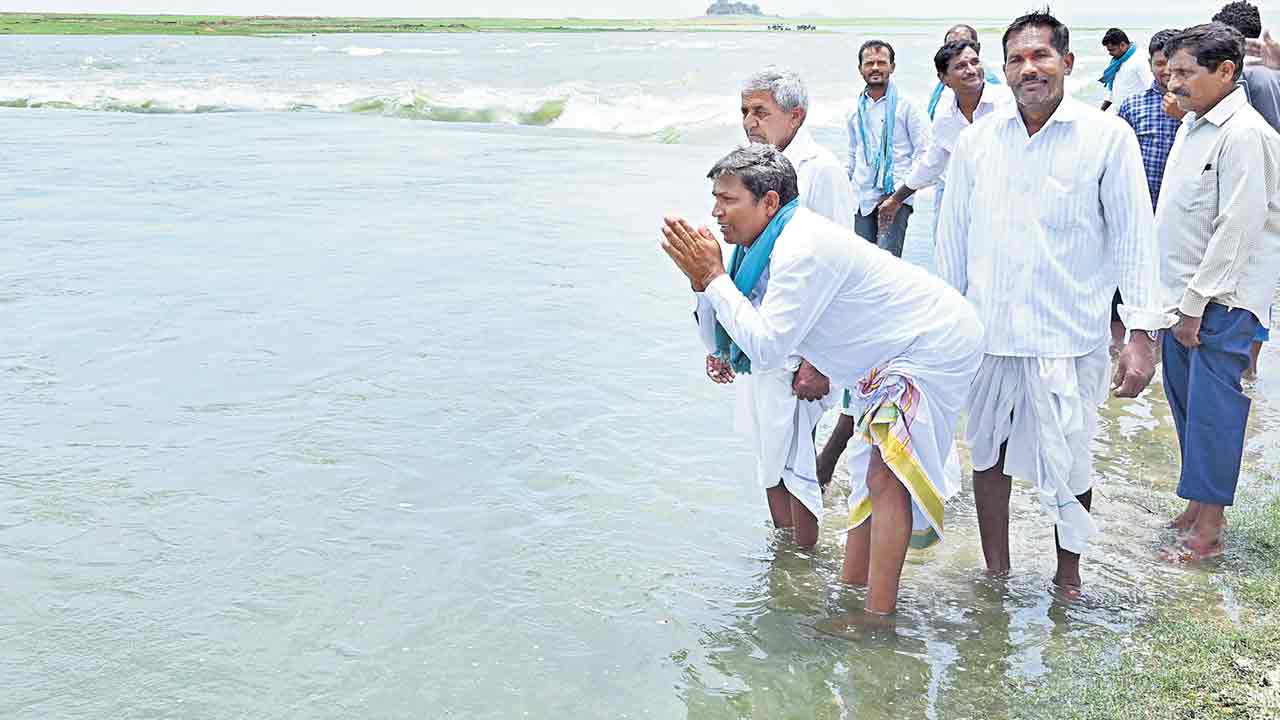 Sriram Sagar Project | బస్సులు మాట్లాడుకుని మరీ పోచంపాడుకు తరలివస్తున్న రైతన్నలు.. కాళేశ్వరం నీళ్లు చూస్తూ చూసి మురిసిపోతున్న అన్నతదాతలు