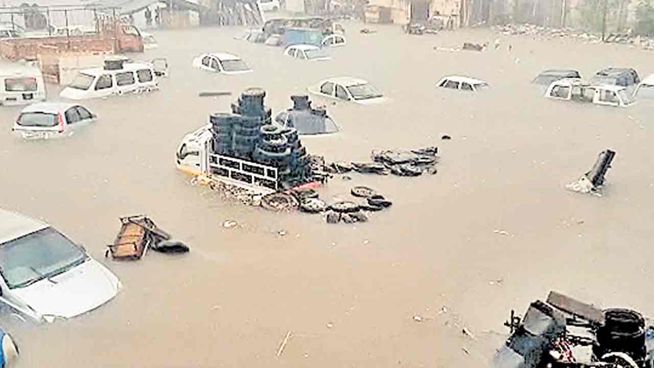 Floods | ఉత్తరాదిని వణికిస్తున్న వరదలు.. మహారాష్ట్రలో రెడ్‌ అలర్ట్‌