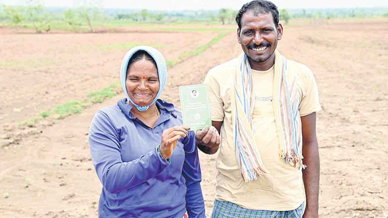 పట్టా ఇచ్చే..బందువొచ్చే.