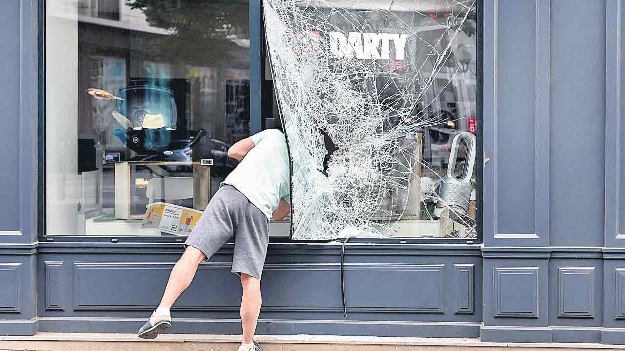 France riots |  తగలబడుతున్న ఫ్రాన్స్.. దేశమంతా విస్తరిస్తున్న అల్లర్లు
