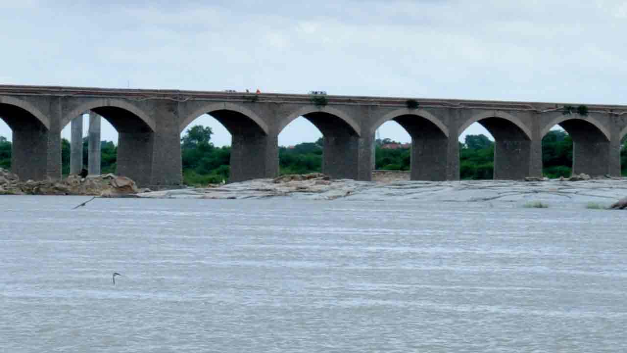 ఉరకలెత్తిన కృష్ణమ్మ