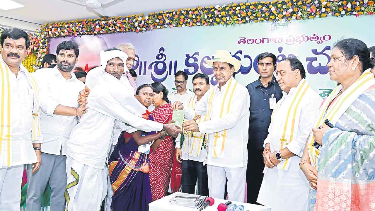 ‘పోడు’ పట్టాలు అందిన వేళ గిరిజనం మురిసే..