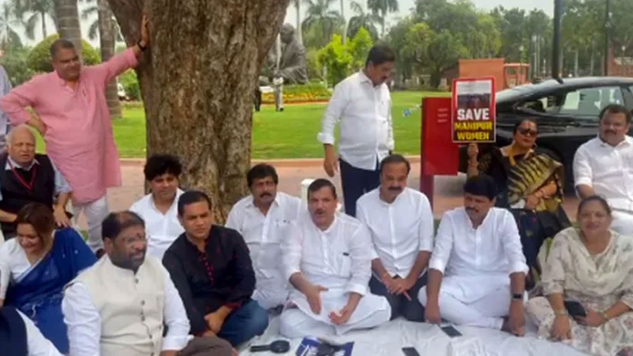 BRS | ఆప్‌ ఎంపీ సంజయ్‌ సింగ్‌కు మద్దతుగా పార్లమెంట్‌ ఆవరణలో బీఆర్‌ఎస్‌ ఎంపీల ధర్నా