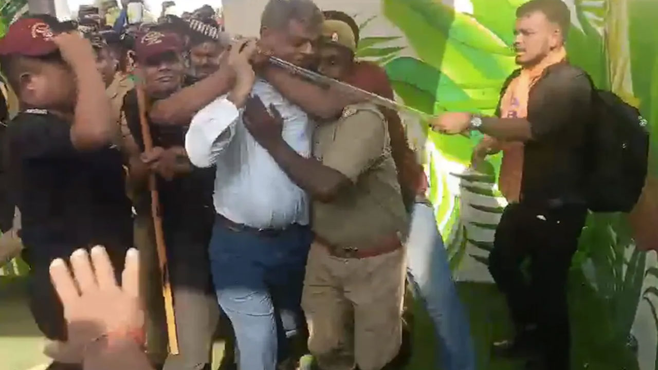 ABPV | యూపీ సీఎం సొంతూర్లో ఏబీవీబీ నాయకుల వీరంగం.. డీడీయూ వీసీ, రిజిస్ట్రార్‌పై దాడి