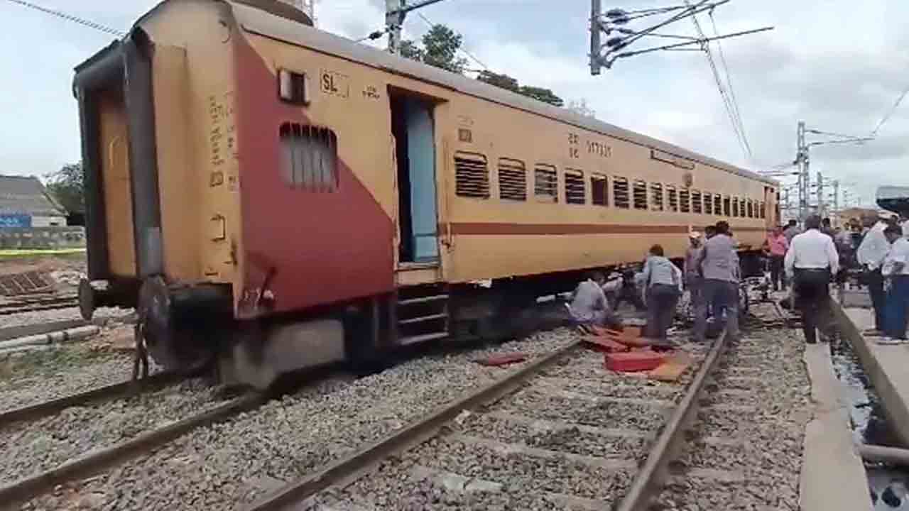 తిరుపతిలో పట్టాలు తప్పిన పద్మావతి ఎక్స్‌ప్రెస్‌