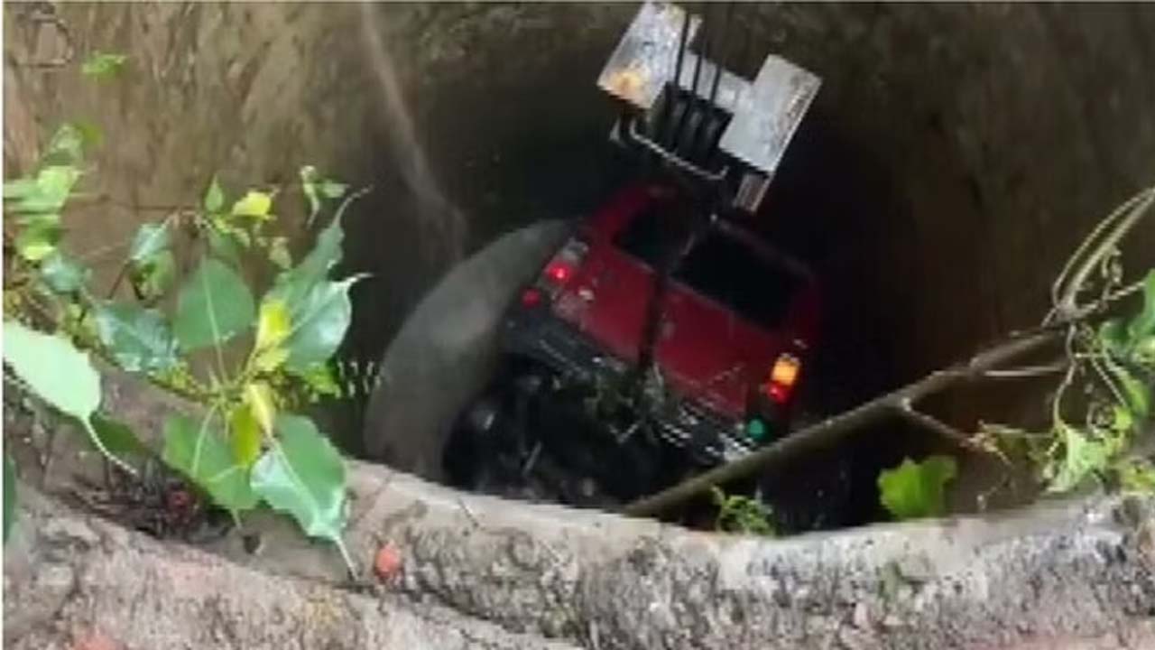 Road Accident | బైకర్‌ను తప్పించబోయి.. బావిలో పడ్డ ఎస్‌యూవీ.. ఆరుగురు దుర్మరణం..!