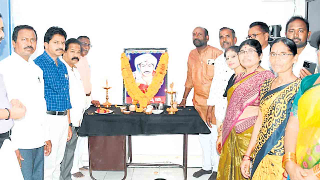 దొడ్డి కొమురయ్యకు ఘన నివాళి