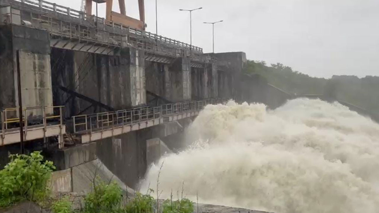 Adilabad | ఆదిలాబాద్‌ జిల్లా వ్యాప్తంగా దంచికొడుతున్న వాన.. ఉధృతంగా ప్రవహిస్తున్న పెన్‌గంగ