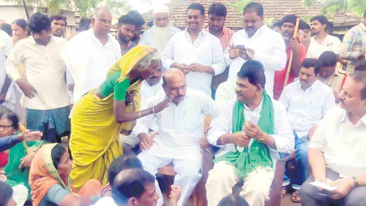 జనంతో మమేకమై..