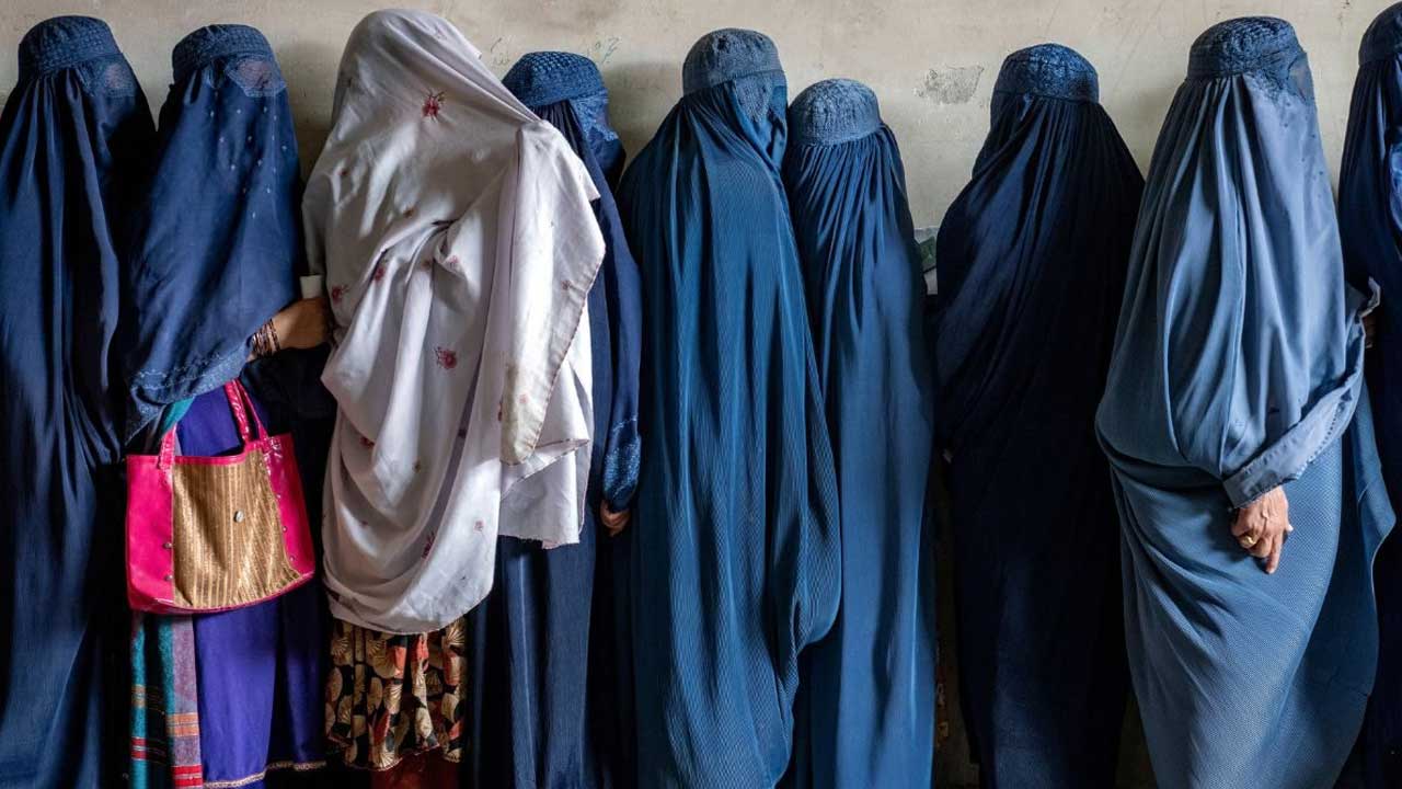 Afghan women | బ్యూటీపార్లర్స్‌పై నిషేధం విధించిన తాలిబన్‌లు.. ఆగ్రహించిన ఆఫ్ఘన్‌ మహిళలు