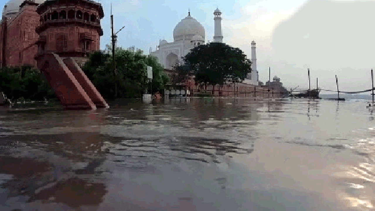 Taj Mahal | తాజ్ మహల్ గోడలను తాకిన యమున.. వీడియో