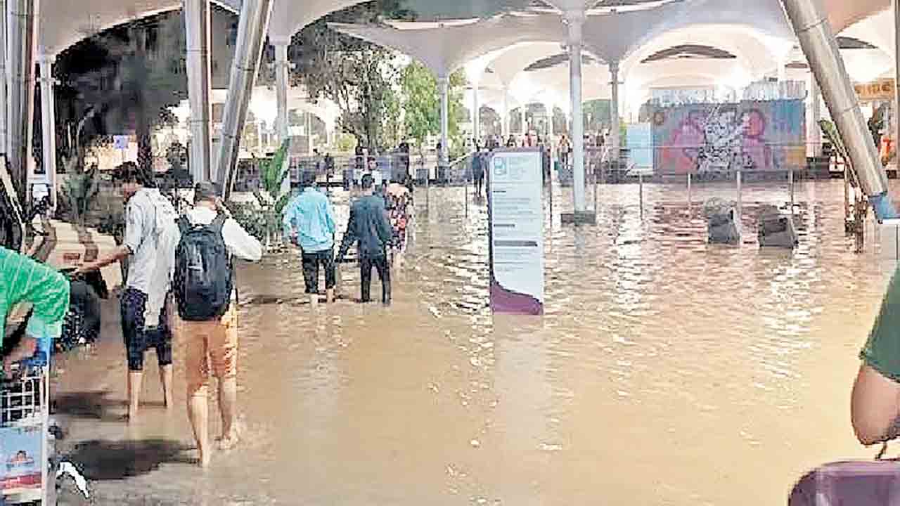 వరదలో అహ్మదాబాద్‌ ఎయిర్‌పోర్ట్‌