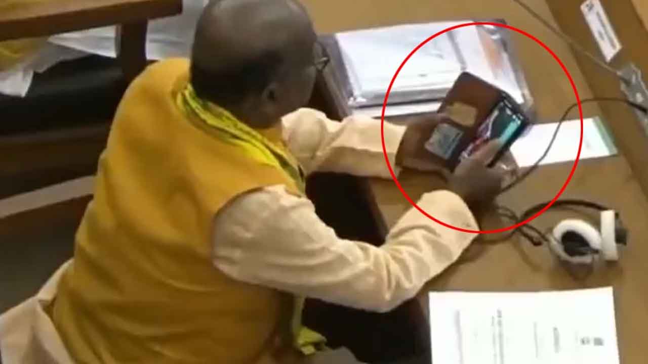 బీజేపీ ఎమ్మెల్యేపై చర్యలు కోరినందుకు సస్పెండ్‌