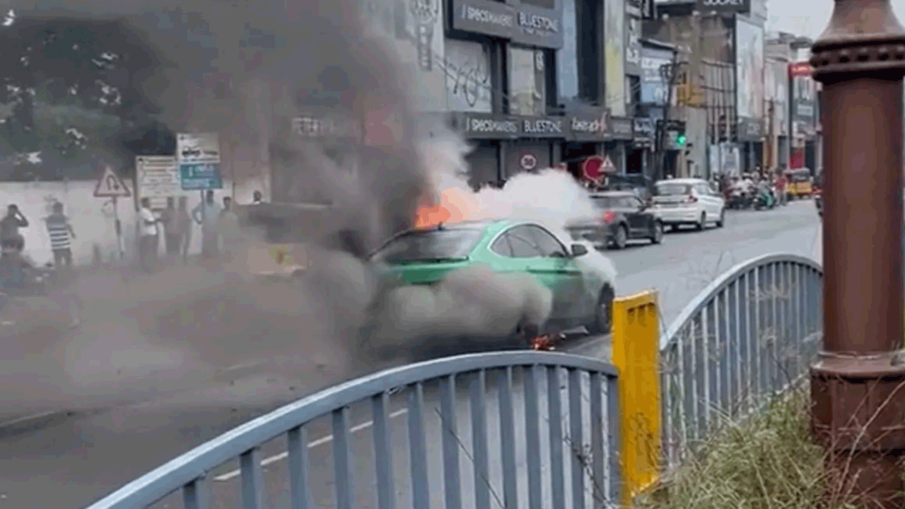 BMW Car | ఖరీదైన బీఎండబ్ల్యూ కారు .. అందరూ చూస్తుండగానే మంటల్లో కాలిపోయింది .. వీడియో