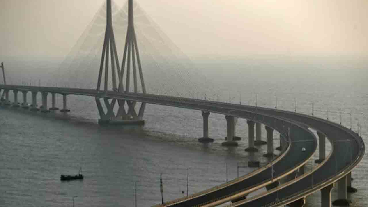 Man jumps into sea | వంతెనపై కారు ఆపి.. సముద్రంలోకి దూకిన వ్యక్తి