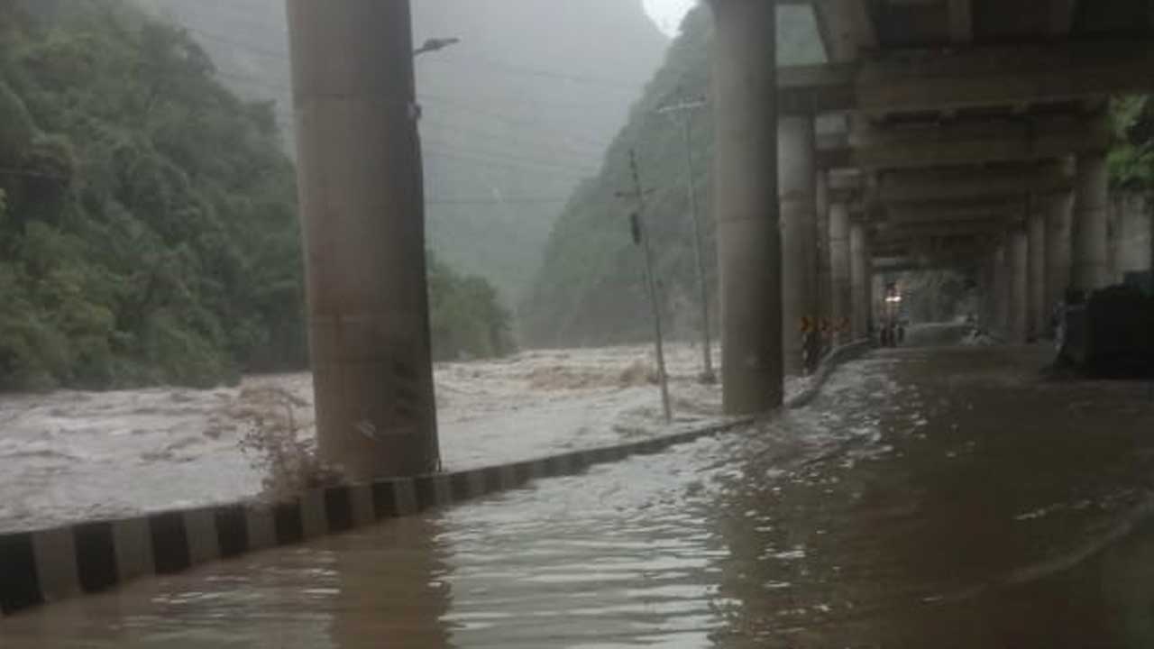 Himachal Pradesh rains | హిమాచల్‌లో పోటెత్తిన వరదలు.. నీట మునిగిన చాబా పవర్‌ హౌస్‌‌.. బియాస్‌ నదిలో కొట్టుకుపోయిన బ్రిడ్జి.. Videos