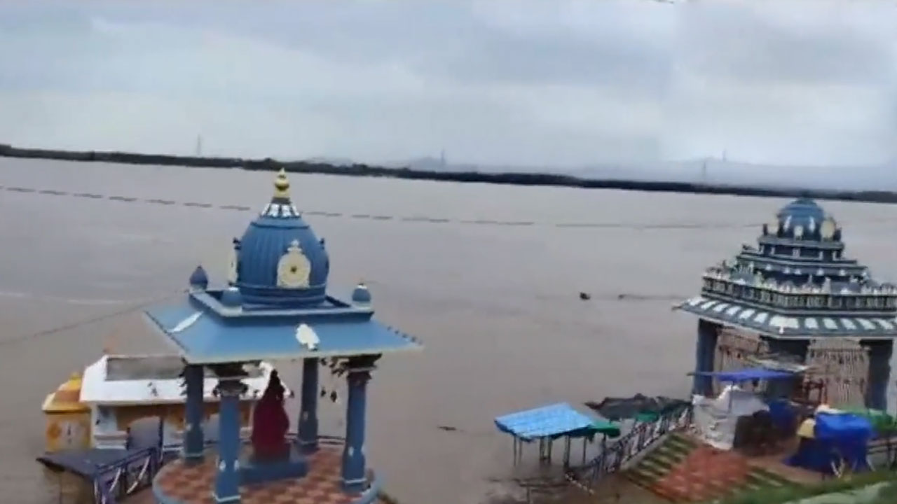 Bhadrachalam | భద్రాచలం వద్ద తగ్గిన గోదావరి ఉధృతి.. మూడో ప్రమాద హెచ్చరిక ఉపసంహరణ