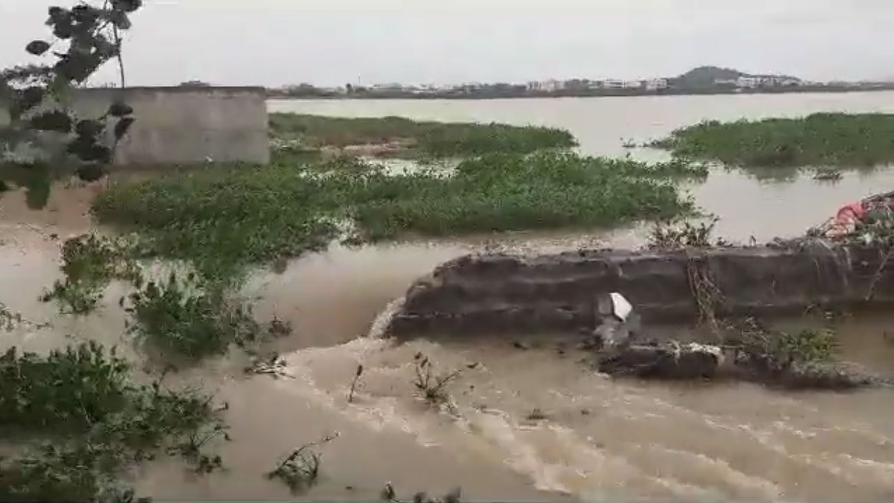 Bhadrakali bund | భద్రకాళి చెరువుకు గండి.. మరమ్మతులు చేపట్టిన వరంగల్‌ నగరపాలక సిబ్బంది