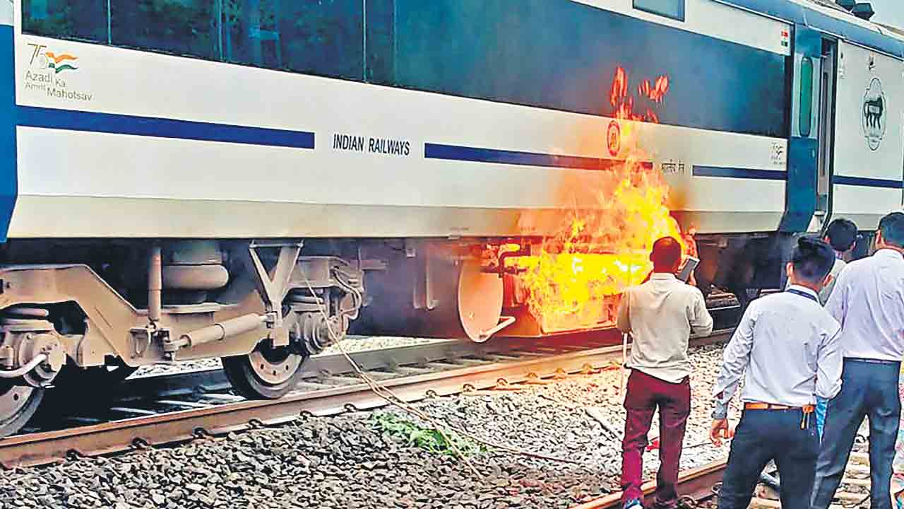 వందే భారత్‌ కోచ్‌లో మంటలు