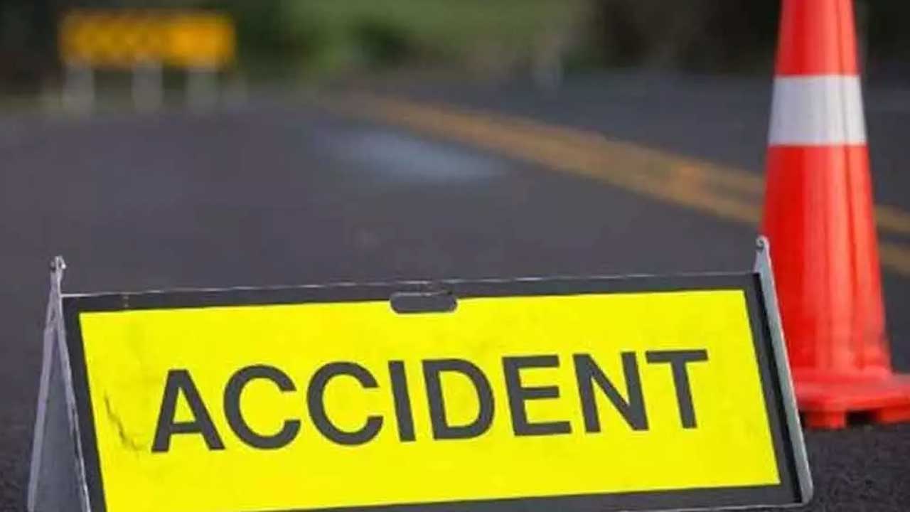 Bike stunts | బైక్‌పై యువజంట ప్రమాదకర స్టంట్స్‌.. ఫ్లైఓవర్‌పై నుంచి కారుపై పడిన బైక్‌.. రైల్వే ఇంజినీర్‌ మృతి