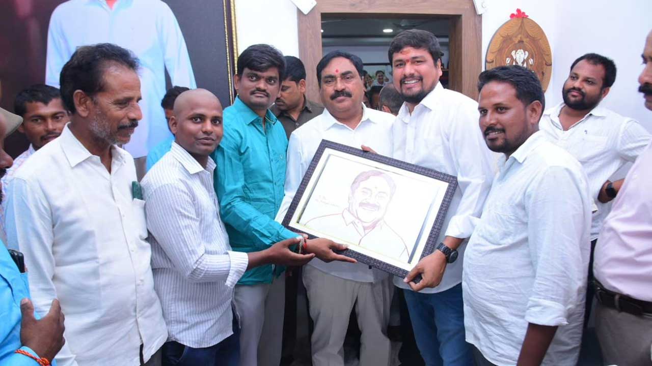 Medarapu Sudhakar | ఎర్రబెల్లి పుట్టినరోజు సందర్భంగా రక్తంతో ఫొటో ఆర్ట్‌ వేయించి గిప్ట్‌గా ఇచ్చిన బీఆర్‌ఎస్‌ యువజన నేత