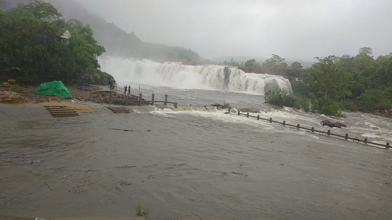 Bogatha waterfalls | భారీ వర్షాలతో బొగత జలపాతం సందర్శన నిలిపివేత
