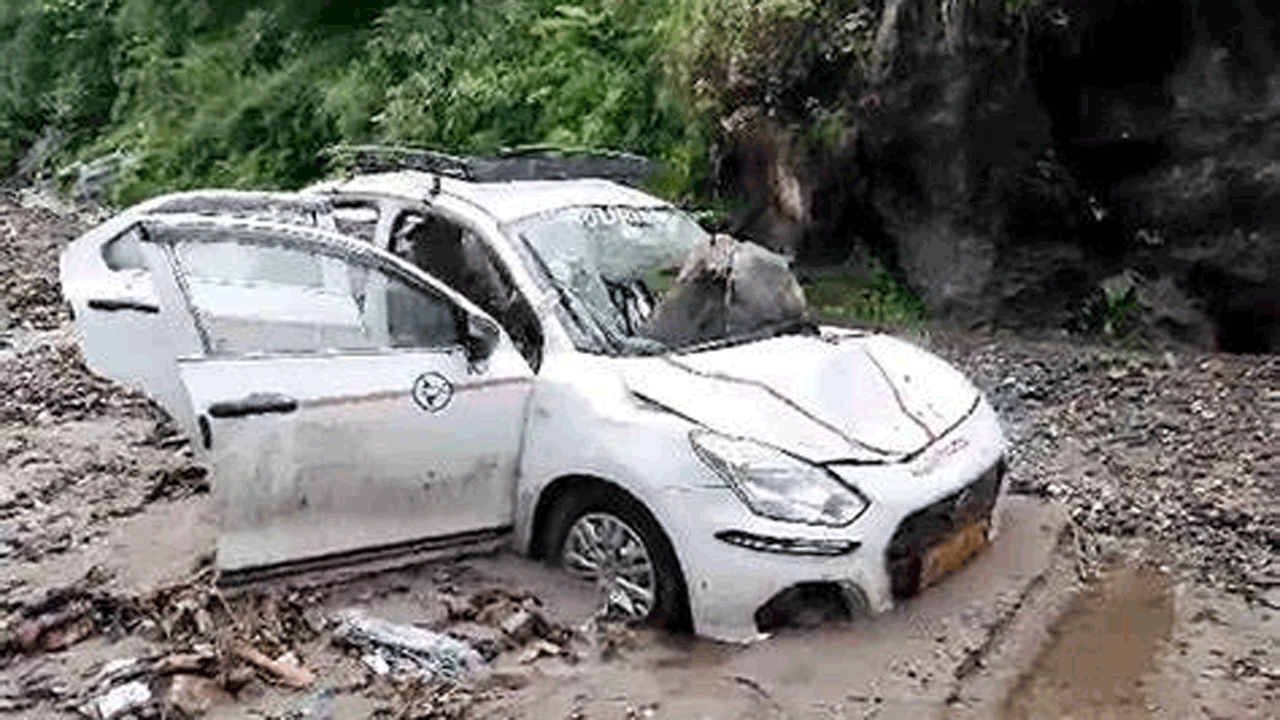 Uttarakhand | బండరాళ్లు పడి వాహనాలు ధ్వంసం.. నలుగురు మృతి.. పలువురికి గాయాలు
