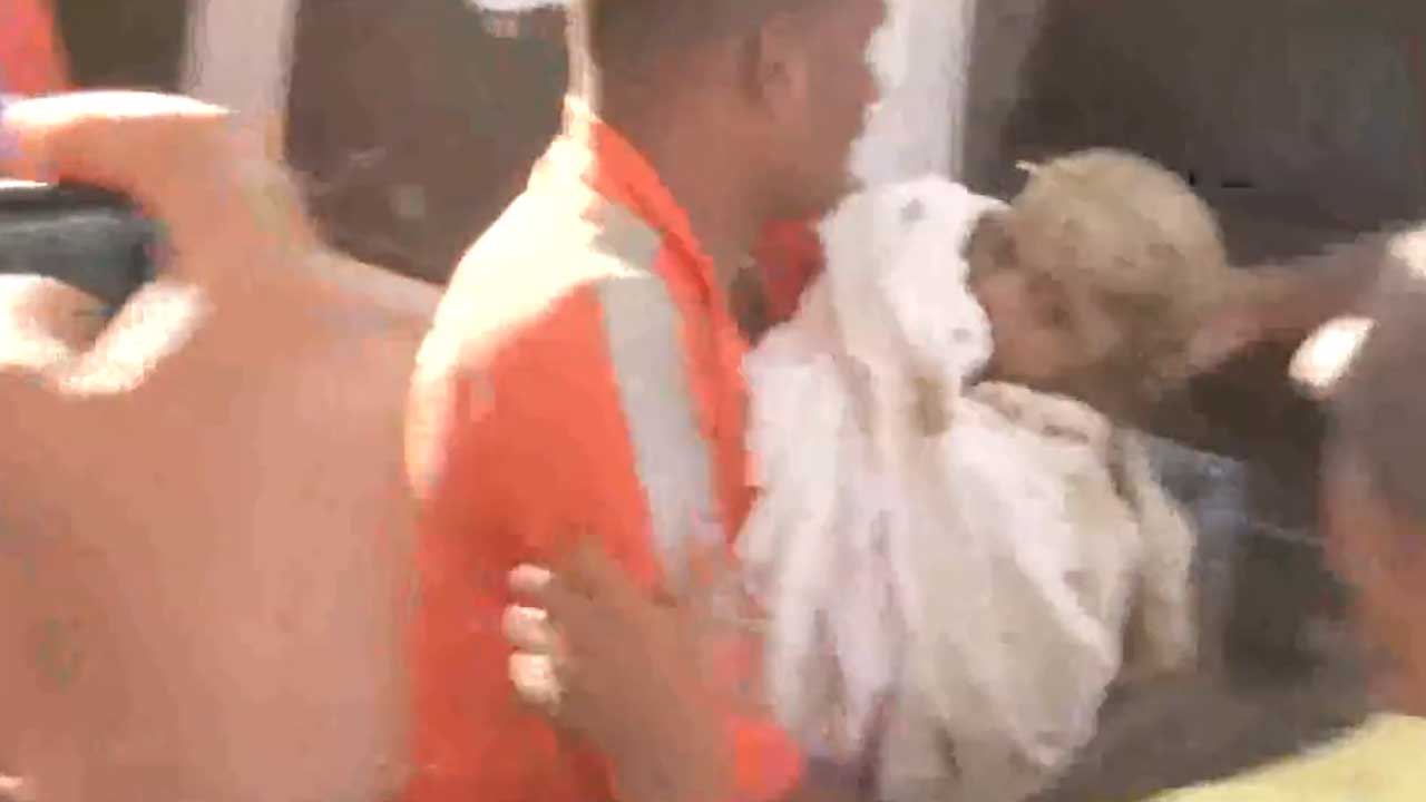 Boy rescued | బోరుబావిలోంచి బాలుడిని రక్షించిన రెస్క్యూ టీమ్స్‌.. ఆస్పత్రికి తరలింపు.. Video