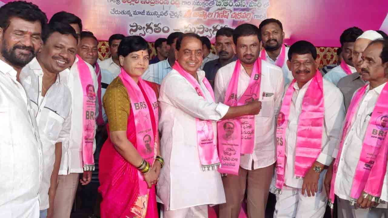 BRS | బీజేపీకి షాక్‌.. బీఆర్‌ఎస్‌లో చేరిన బీజేపీ రాష్ట్ర నాయకుడు, కౌన్సిల‌ర్లు