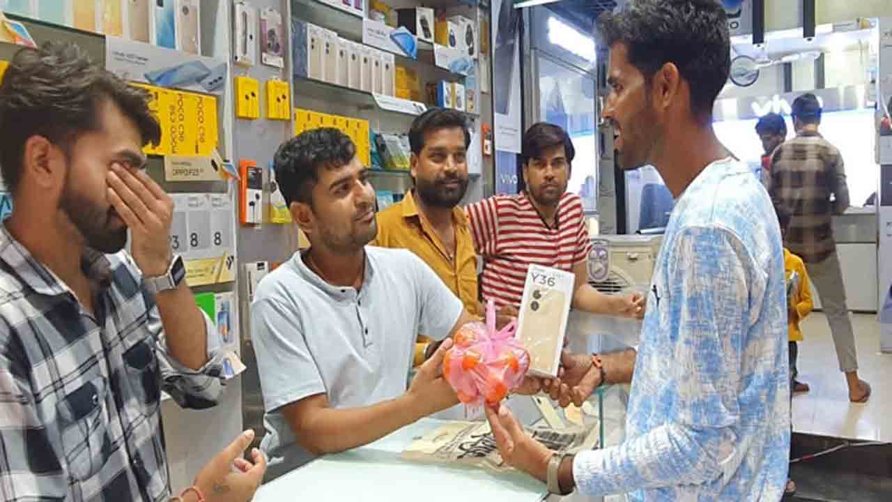 tomatoes free offer | మొబైల్‌ షాపు ఓనర్‌ బంపర్‌ ఆఫర్‌.. వాళ్లకు 2 కిలోల టమాటలు ఫ్రీ !