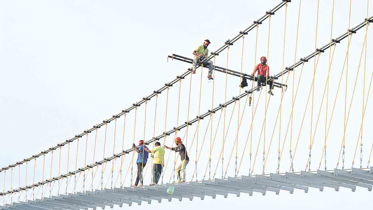 కేబుల్‌ బ్రిడ్జి పనులు చకచకా..