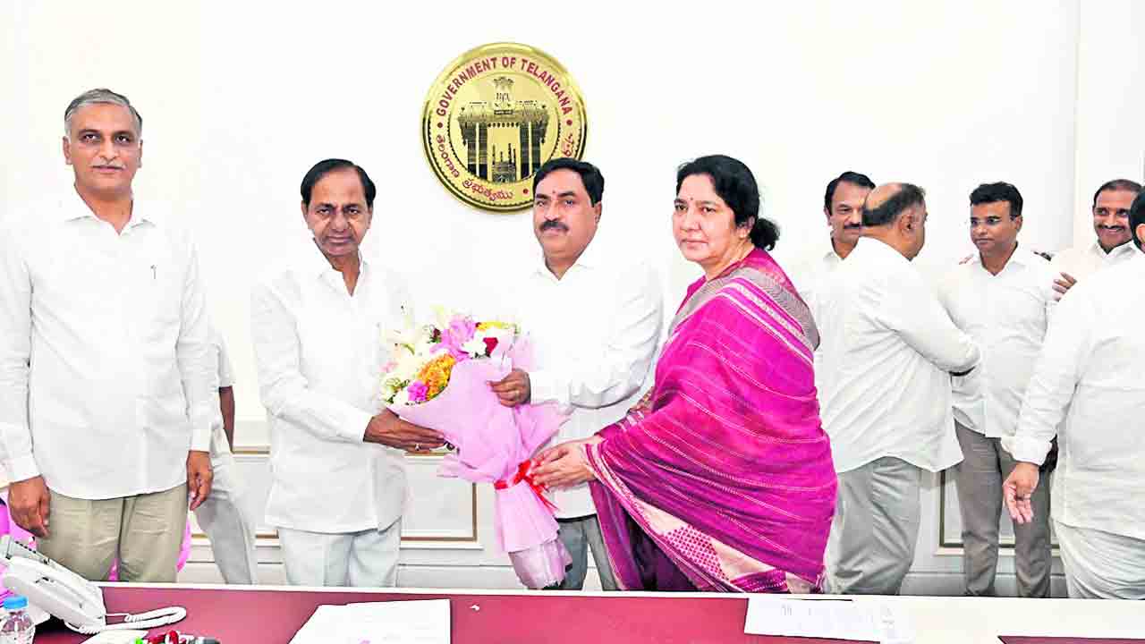 ప్రగతి భవన్‌లో సీఎం కేసీఆర్‌ను కలిసి పుష్పగుచ్ఛం అందజేస్తున్న మంత్రులు