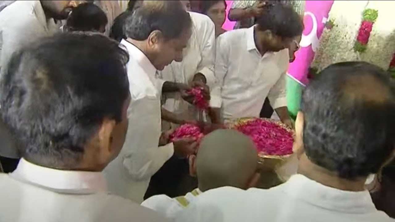 CM KCR | గాయకుడు సాయిచంద్‌కు ముఖ్యమంత్రి కేసీఆర్‌ నివాళులు